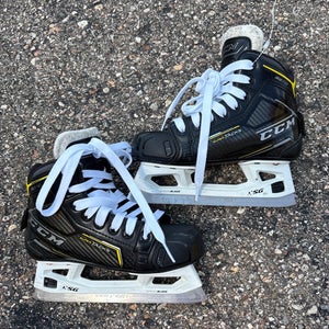 Junior CCM Super Tacks 9370 Hockey Goalie Skates Regular Width Size 2.5 (Used)