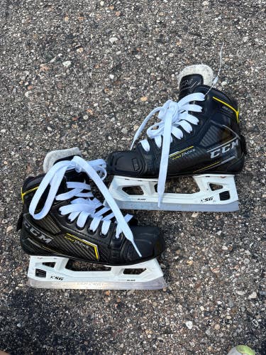 Junior CCM Super Tacks 9370 Hockey Goalie Skates Regular Width Size 2.5 (Used)