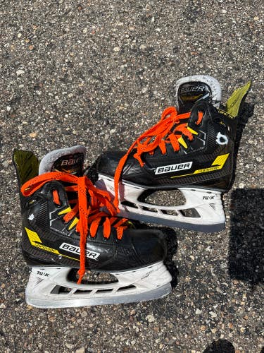 Junior Bauer Supreme M4 Hockey Skates Size 3.5 (Used)