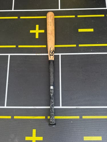 Louisville Slugger Bat (-3) 31.75 oz 33.75" (Used)