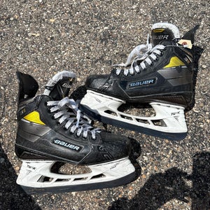 Intermediate Bauer Supreme 3S Pro Hockey Skates Size 5 (Used)
