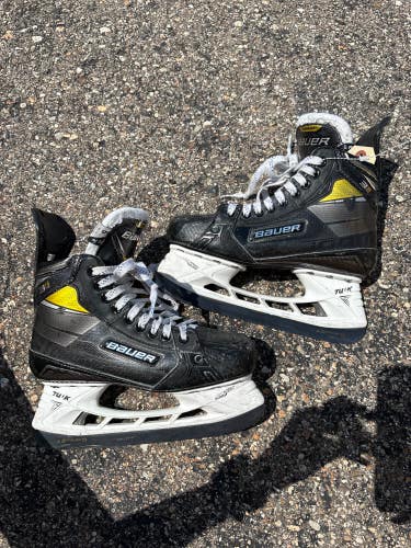Intermediate Bauer Supreme 3S Pro Hockey Skates Size 5 (Used)