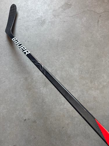 P28M 65 Flex Senior Bauer Vapor Hyperlite 2 Right Hand Hockey Stick Pro Stock (Used)