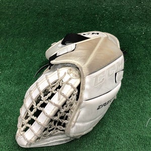 Junior CCM Extreme Flex E5.5 Goalie Glove Regular (Used)