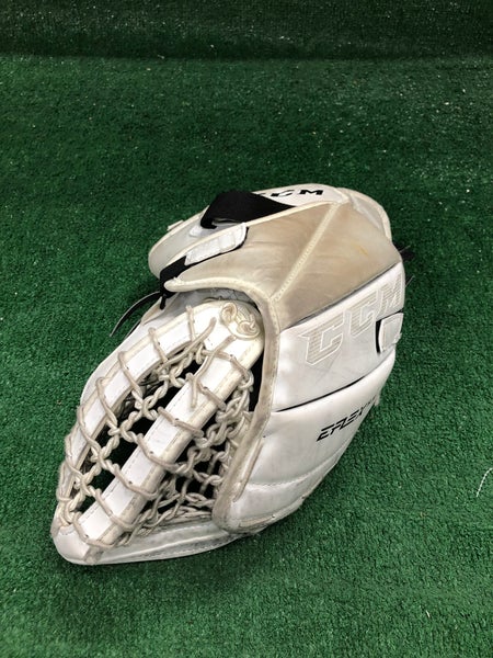 Junior CCM Extreme Flex E5.5 Goalie Glove Regular (Used)