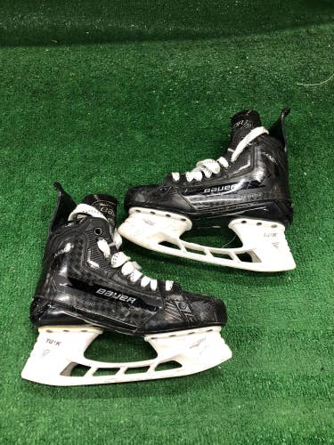 Intermediate Bauer Supreme Mach Hockey Skates 6 (Used)