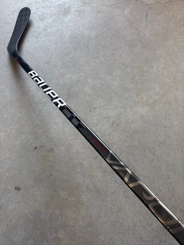 P92 77 Flex Senior Bauer Vapor Hyperlite Right Hand Hockey Stick Pro Stock (USED)