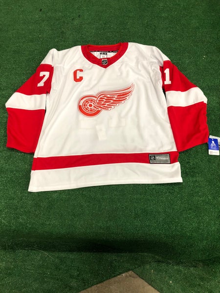White Size 60 Men's Fanatics Redwings Larkin Jersey (New)