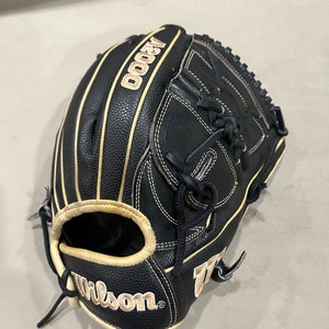 Wilson RH Pitcher's A2000 B2 Baseball Glove 12" (Used)