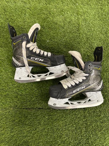Intermediate CCM Tacks Classic Hockey Skates Regular Width Size 4 (Used)