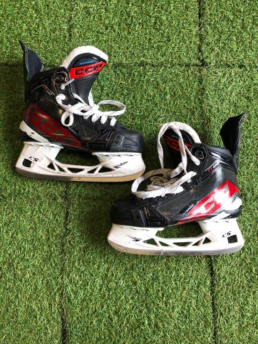 Intermediate CCM Jetspeed FT680 Hockey Skates Size 5.0 (Used)