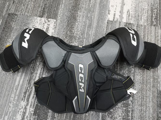 Large Junior CCM AS580 Shoulder Pads (Used)