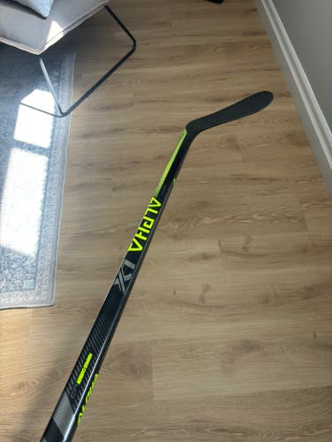Senior Warrior LX20 Right Handed Hockey Stick W28 Pro Stock (Used)
