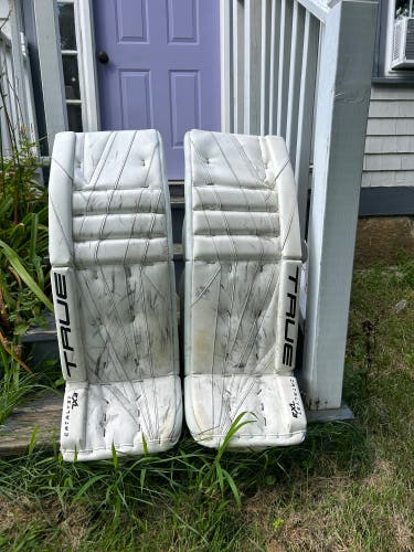 33" True Catalyst 7X3 Goalie Leg Pads (Used)