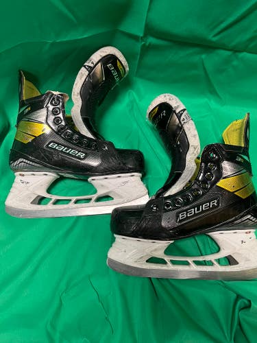Intermediate Bauer Supreme 3S Hockey Skates 6 (Used)