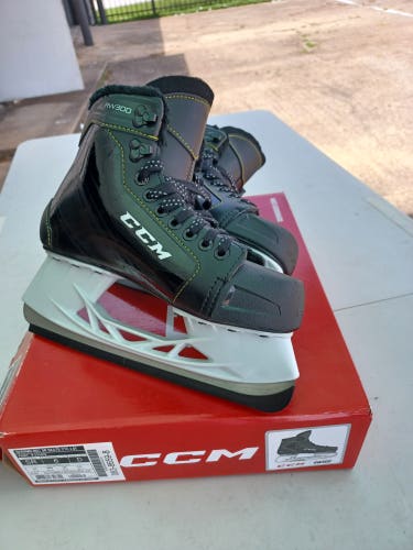 Intermediate CCM RW300 Hockey Skates Regular Width 6 (New)