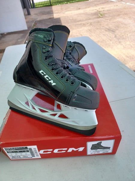 Intermediate CCM RW300 Hockey Skates Regular Width 6 (New)