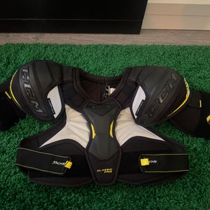 Senior Medium CCM Tacks Classic Pro Shoulder Pads (Used)