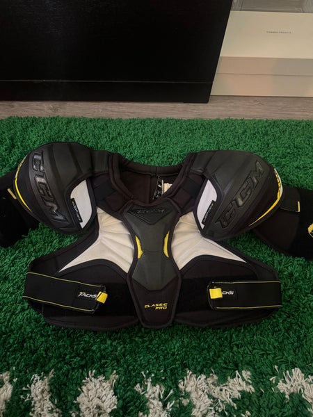 Senior Medium CCM Tacks Classic Pro Shoulder Pads (Used)