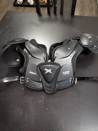 Small Youth Xenith Xflexion Flyte Shoulder Pads (Used)
