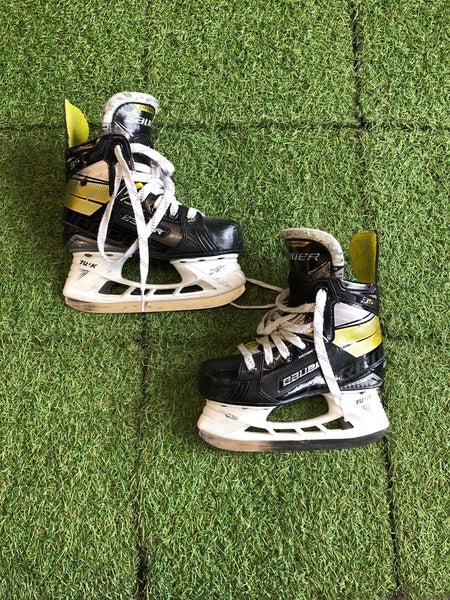 Junior Bauer Supreme 3S Hockey Skates Regular Width Size 1.5 (Used)