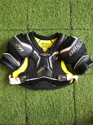 Medium Junior Bauer Supreme 2S Shoulder Pads (Used)
