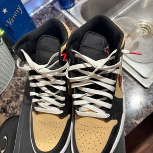 Black Men's Adult Size M 11.5 (W 12.5) Air Jordan Jordan 1 mid Shoes (New)