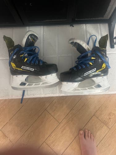 2023 Bauer Supreme M4 Hockey Skates Extra Wide Width Size 3.5 (Used)