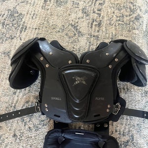 Small Youth Xenith Flyte Shoulder Pads (Used)