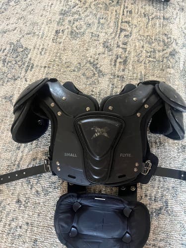 Small Youth Xenith Flyte Shoulder Pads (Used)
