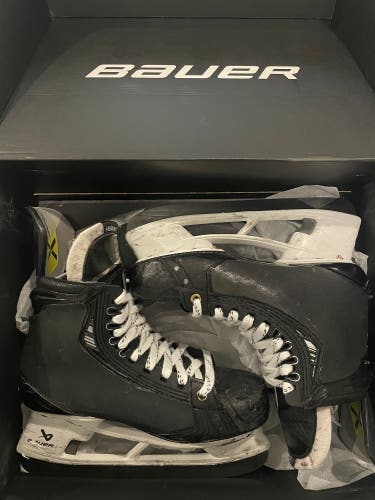 2025 Bauer Vapor Hyperlite 2 Hockey Skates Regular Width Pro Stock 8.5 (Used)