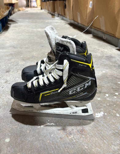 Intermediate CCM Super Tacks 9370 Hockey Goalie Skates Regular Width Size 4 (Used)