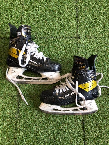 Intermediate Bauer Supreme UltraSonic Hockey Skates Size 5.0 (Used)