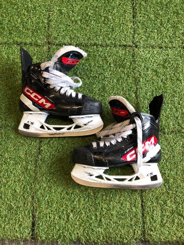 Junior CCM JetSpeed Shock (SMU) Hockey Skates Size 3.5 (Used)