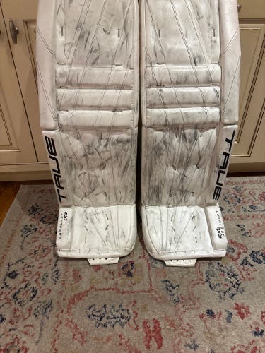 31"  2024 True 7x3 Goalie Leg Pads  (Used)