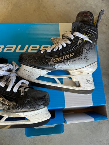 2024 Bauer Vapor Hyperlite 2 Hockey Skates Regular Width  8 (Used)