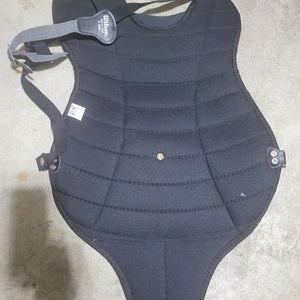 Wilson A3261 Umpire/Catcher Chest Protector