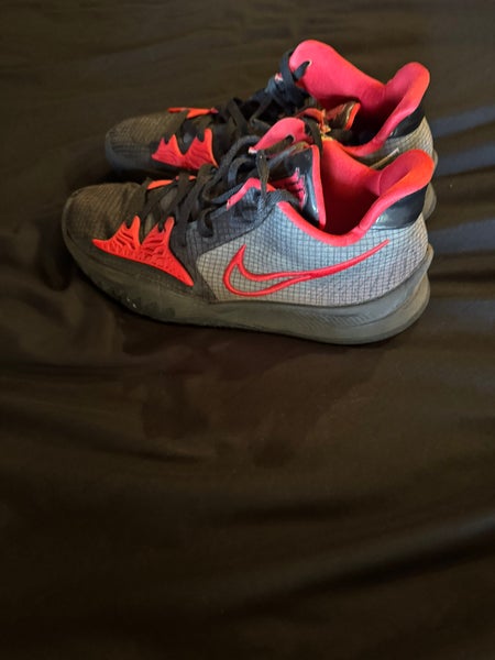 Men's Size M 12.0 (W 13.0) Nike Kyrie 3 Shoes (Used)