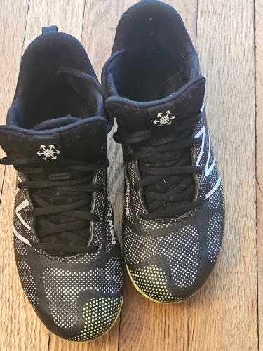 Black Unisex 3.5Y (Big Kids / Youth) Youth New Balance Molded Cleats Cleats (Used)