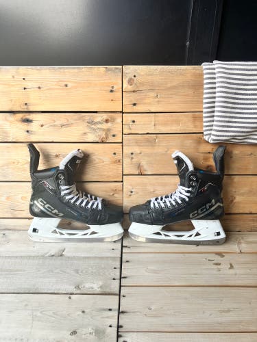2025 CCM JetSpeed FT6 Pro Hockey Skates Regular Width  Pro Stock 9.5 (Used)