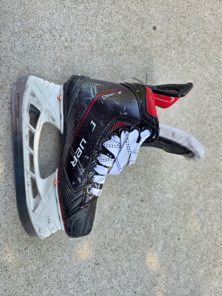 Bauer Vapor 3X Pro Hockey Skates EE Size 2.5 (Used)