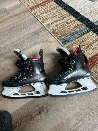 Bauer Velocity (same As Vapor 4X) Hockey Skates 6 (Used)
