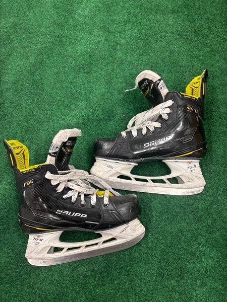 Intermediate Bauer Supreme M4 Hockey Skates (Fit 2) Size 4.5 (Used)