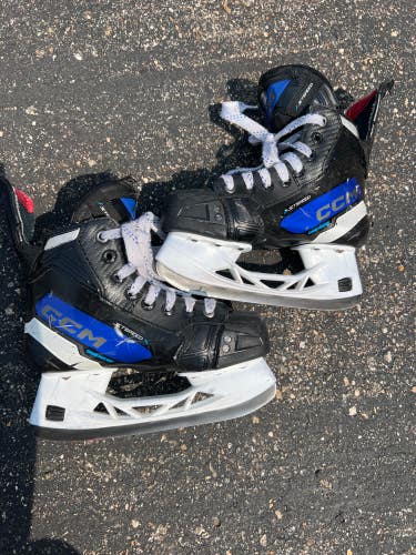 Junior CCM Jetspeed XTRA PLUS Hockey Skates Size 2.5 (Used)