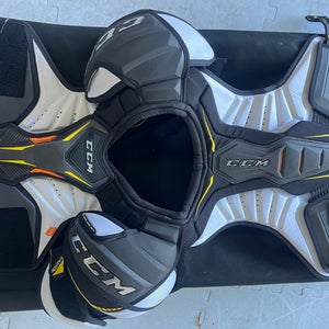 CCM AS1 shoulder pads, size Adult Large
