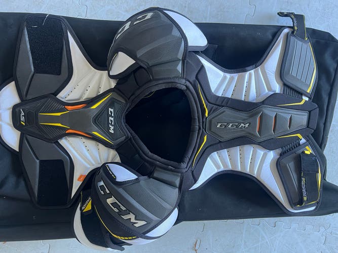 CCM AS1 shoulder pads, size Adult Large