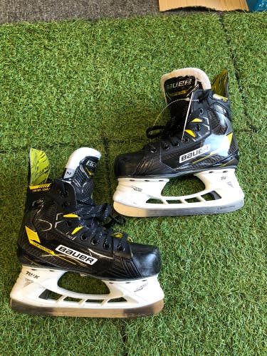 Junior Bauer Supreme M4 Hockey Skates Regular Width Size 2.0 (Used)