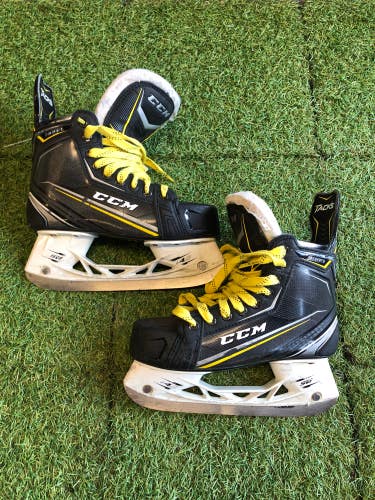 Junior CCM Tacks 9080 Hockey Skates Regular Width Size 4.5 (Used)