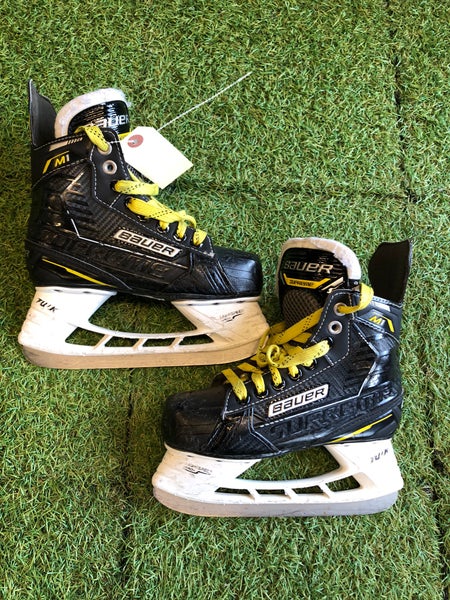 Junior Bauer Supreme M1 Hockey Skates Regular Width Size 1.0 (Used)