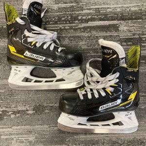 Junior Bauer Supreme M4 Hockey Skates Extra Wide Width Size 2.5 (Used)